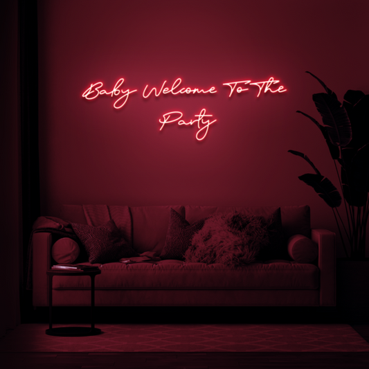 Alt-Text:Personalisierte Neon Schilder über Sofa in rotem Raum