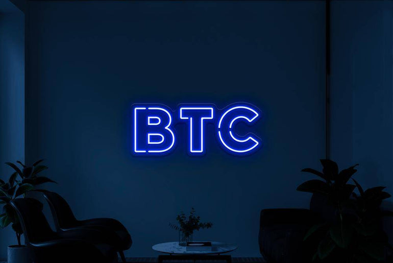 Blaues BTC Neonidas LED-Schild im Raum