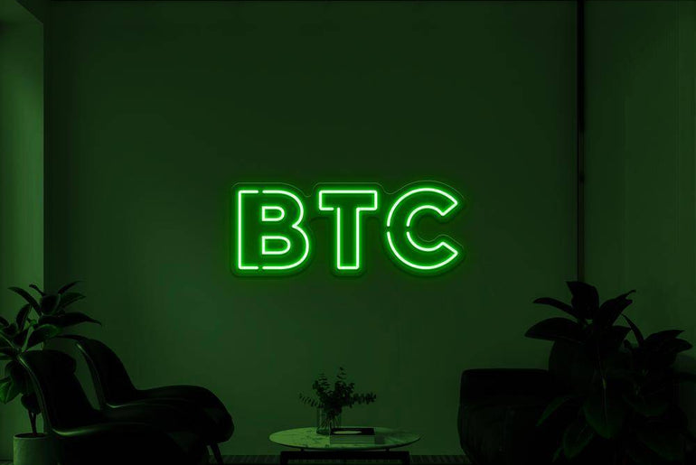 Grünes BTC Neonidas LED-Schild im Raum
