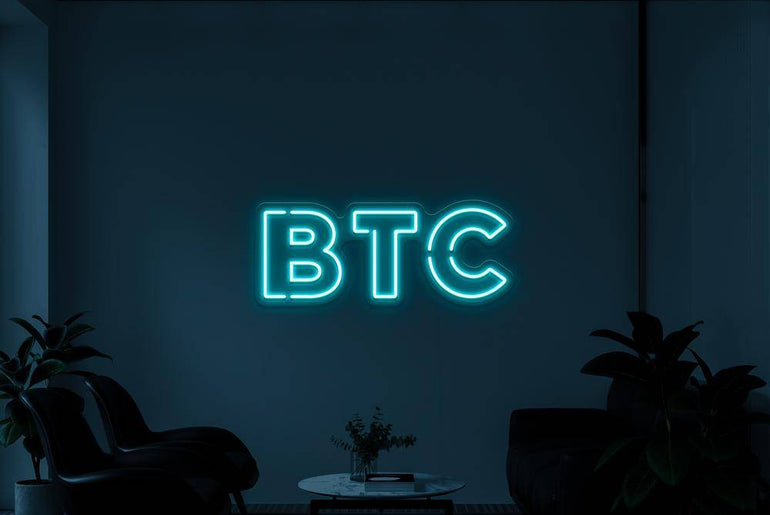Türkises BTC Neonidas LED-Schild im Raum