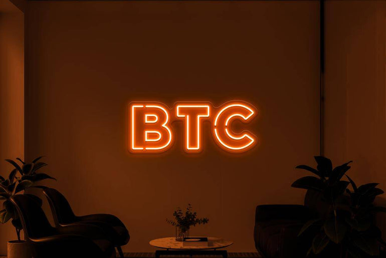 Oranges BTC Neonidas LED-Schild im Raum