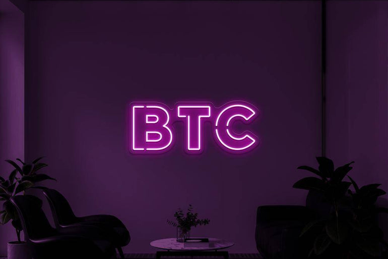 Pinkes BTC Neonidas LED-Schild im Raum