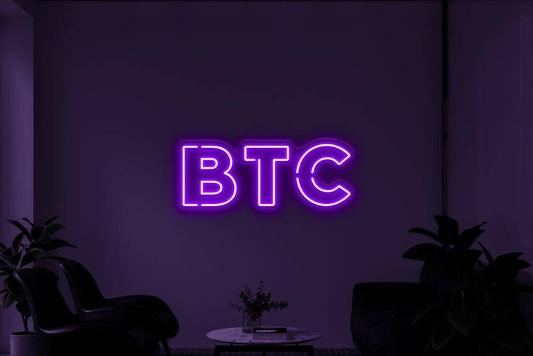 Lila BTC Neonidas LED-Schild im Raum