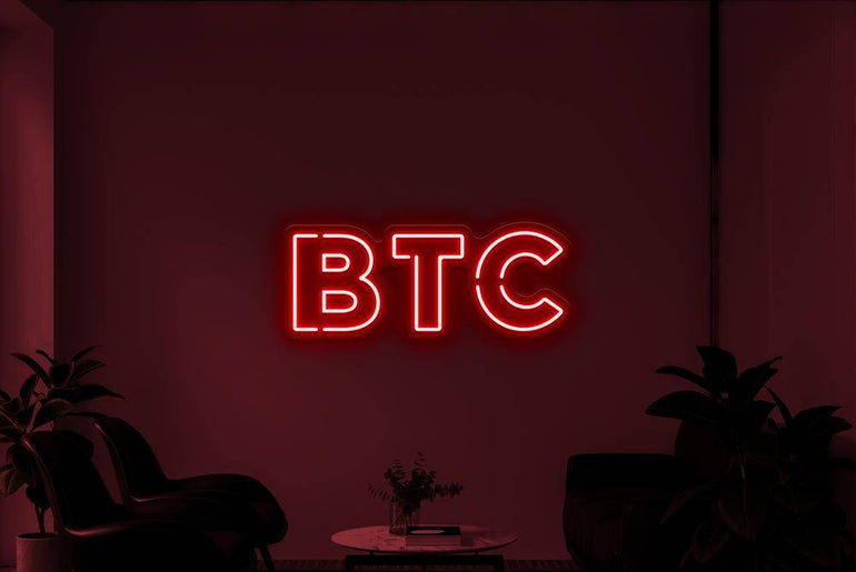 Rotes BTC Neonidas LED-Schild im Raum