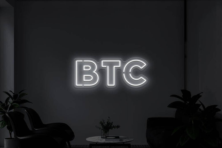 Weißes BTC Neonidas LED-Schild im Raum