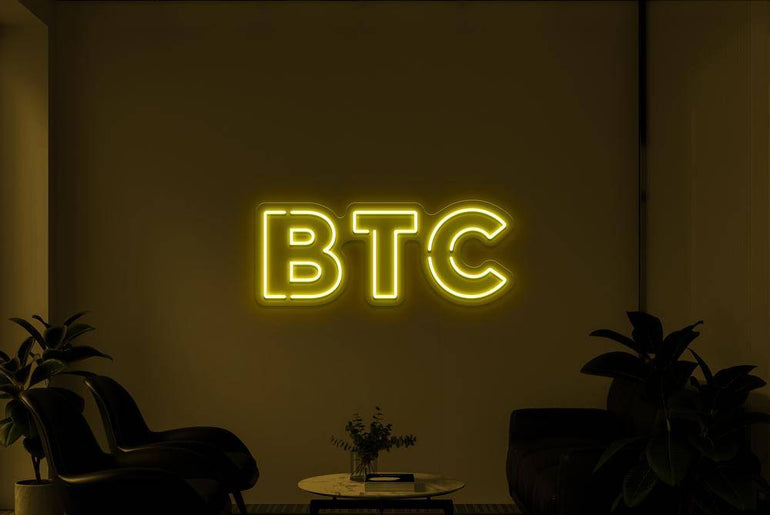 Gelbes BTC Neonidas LED-Schild im Raum