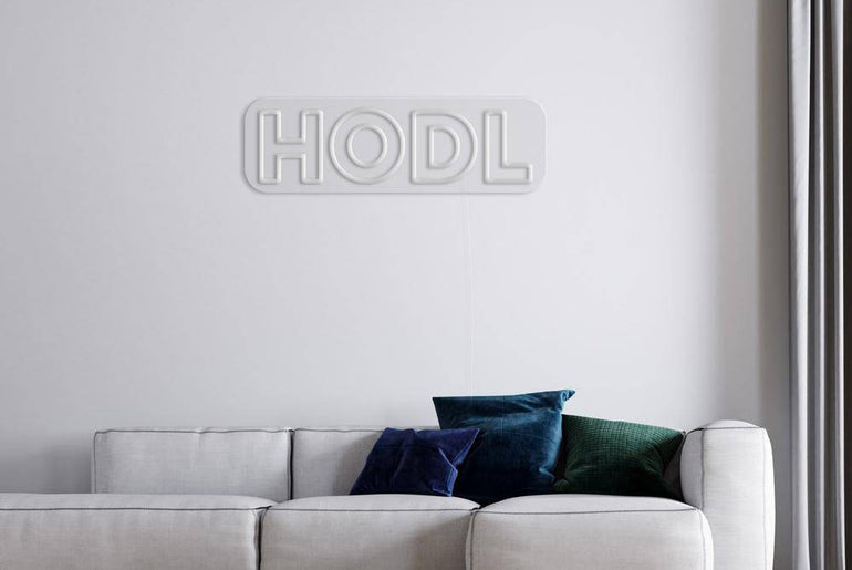 HODL Neonschild ausgeschaltet über weißem Sofa