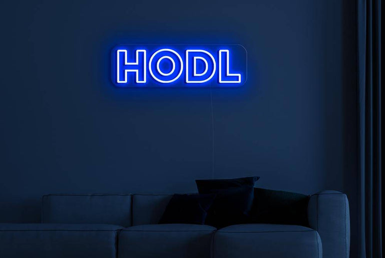 HODL Neonschild in Blau über Sofa