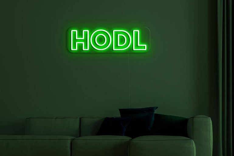 HODL Neonschild in Grün über Sofa