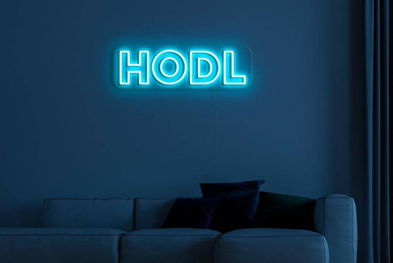 HODL Neonschild in Hellblau über Sofa