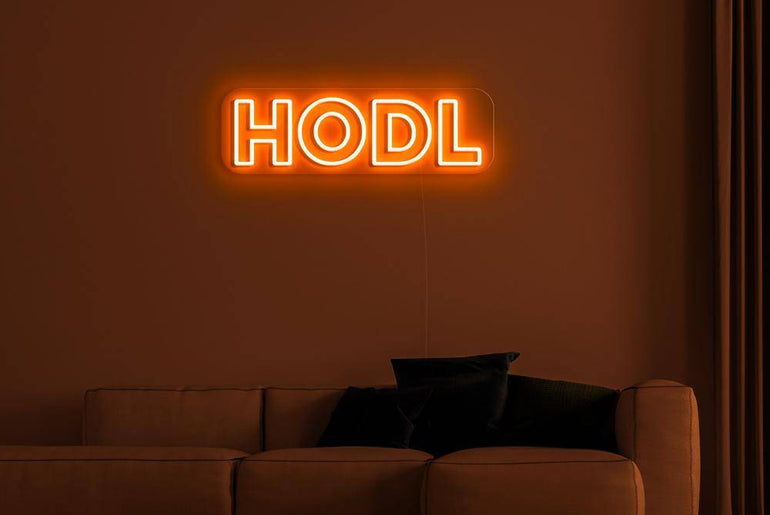 HODL Neonschild in Orange über Sofa