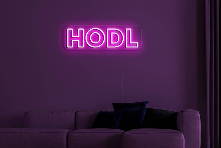 HODL Neonschild in Pink über Sofa