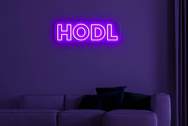 HODL Neonschild in Violett über Sofa