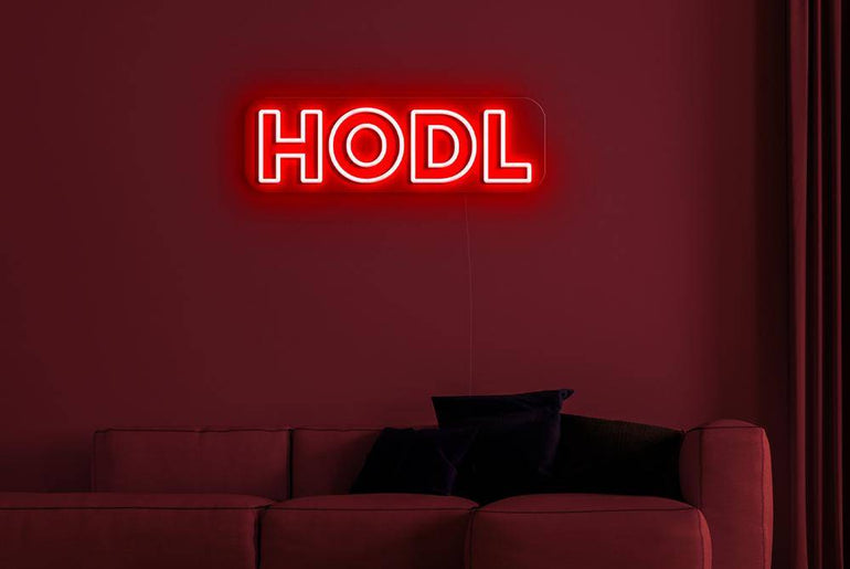 HODL Neonschild in Rot über Sofa