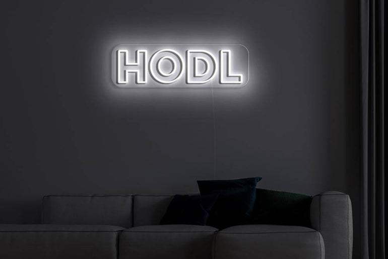 HODL Neonschild in Weiß über Sofa