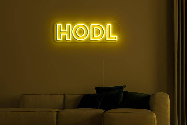 HODL Neonschild in Gelb über Sofa