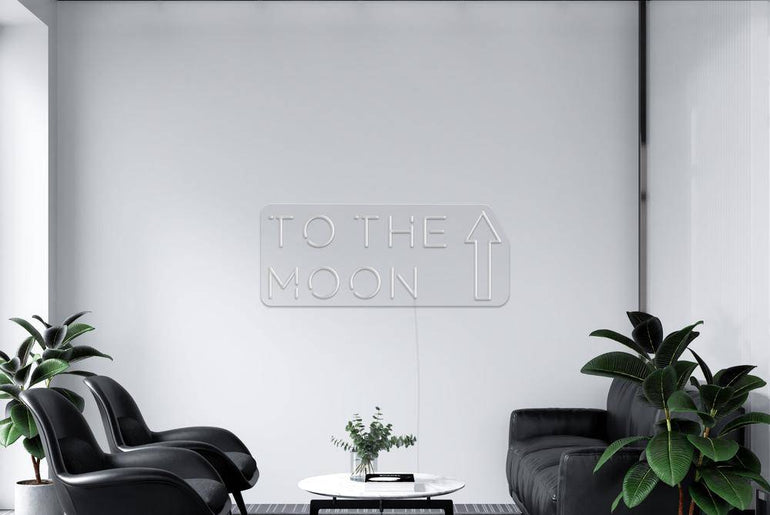 Transparenter LED-Neonschild 'TO THE MOON' in hellem Raum