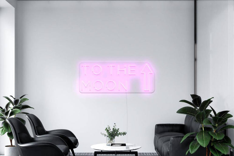Helles rosa LED-Neonschild 'TO THE MOON' in hellem Raum