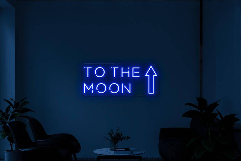 Blaues LED-Neonschild 'TO THE MOON' in dunklem Raum