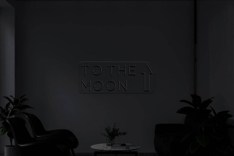 Dunkles LED-Neonschild 'TO THE MOON' in dunklem Raum