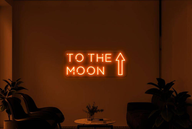 Oranges LED-Neonschild 'TO THE MOON' in dunklem Raum