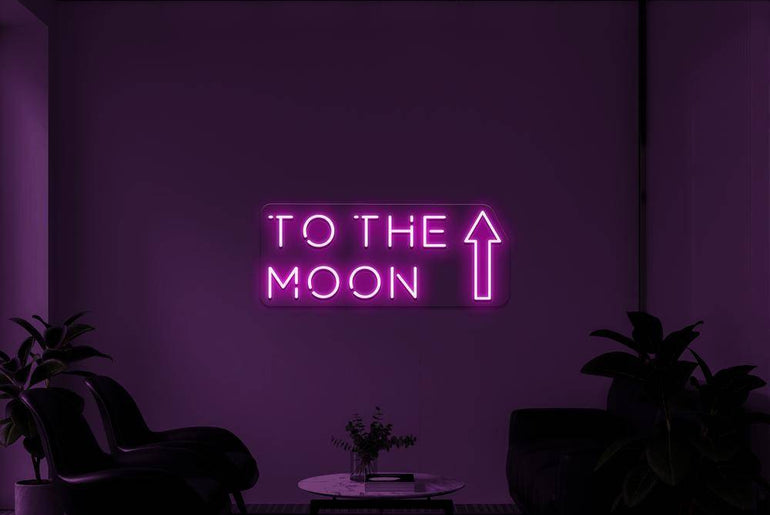 Rosa LED-Neonschild 'TO THE MOON' in dunklem Raum