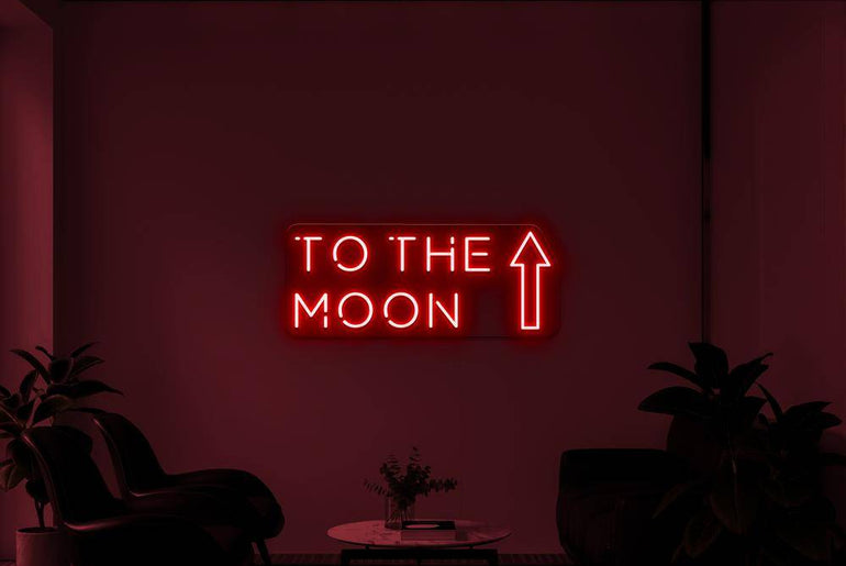 Rotes LED-Neonschild 'TO THE MOON' in dunklem Raum