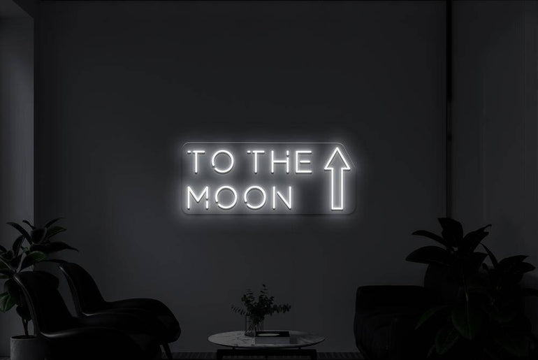 Weißes LED-Neonschild 'TO THE MOON' in dunklem Raum