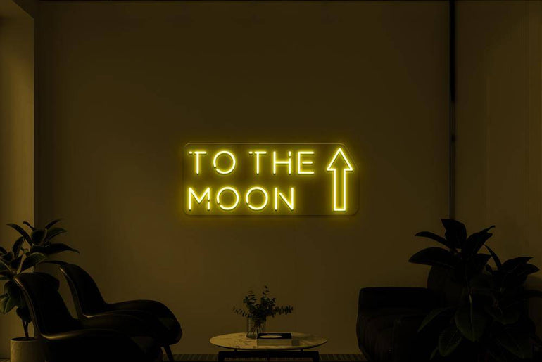 Gelbes LED-Neonschild 'TO THE MOON' in dunklem Raum