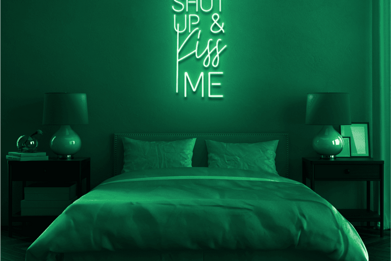 Grünes 'SHUT UP AND KISS ME' LED-Neonschild im Schlafzimmer