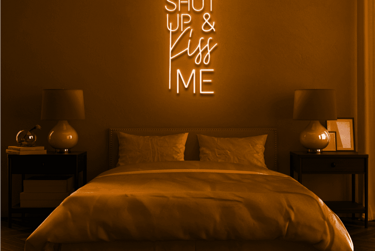 Oranges 'SHUT UP AND KISS ME' LED-Neonschild im Schlafzimmer