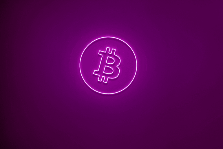 Pinkes Bitcoin Logo Neon Schild an der Wand