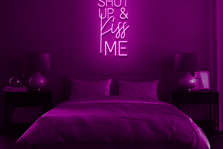 Pinkes 'SHUT UP AND KISS ME' LED-Neonschild im Schlafzimmer
