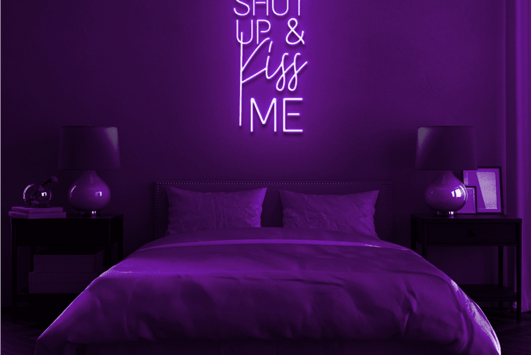 Lila 'SHUT UP AND KISS ME' LED-Neonschild im Schlafzimmer