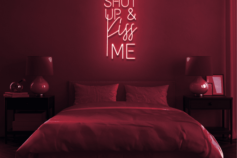 Rotes 'SHUT UP AND KISS ME' LED-Neonschild im Schlafzimmer