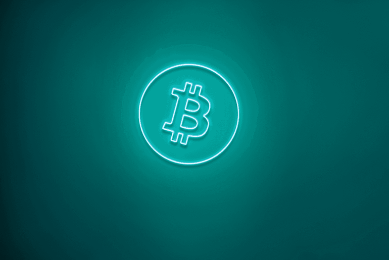 Türkises Bitcoin Logo Neon Schild an der Wand