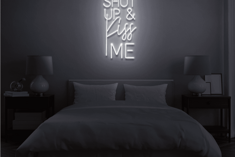 Weißes 'SHUT UP AND KISS ME' LED-Neonschild im Schlafzimmer