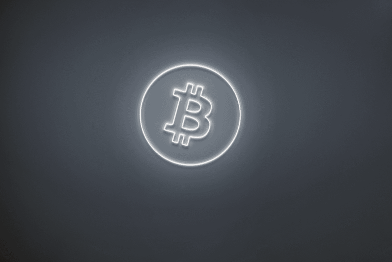 Weißes Bitcoin Logo Neon Schild an der Wand