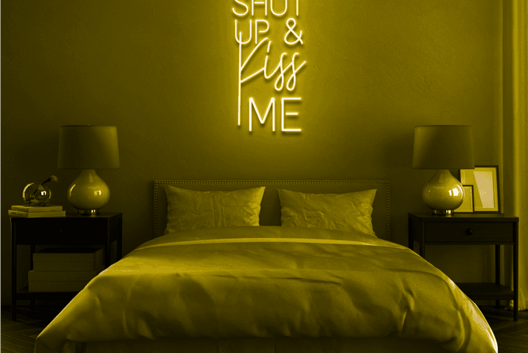 Gelbes 'SHUT UP AND KISS ME' LED-Neonschild im Schlafzimmer