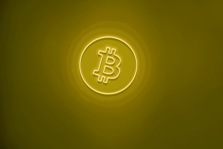 Gelbes Bitcoin Logo Neon Schild an der Wand